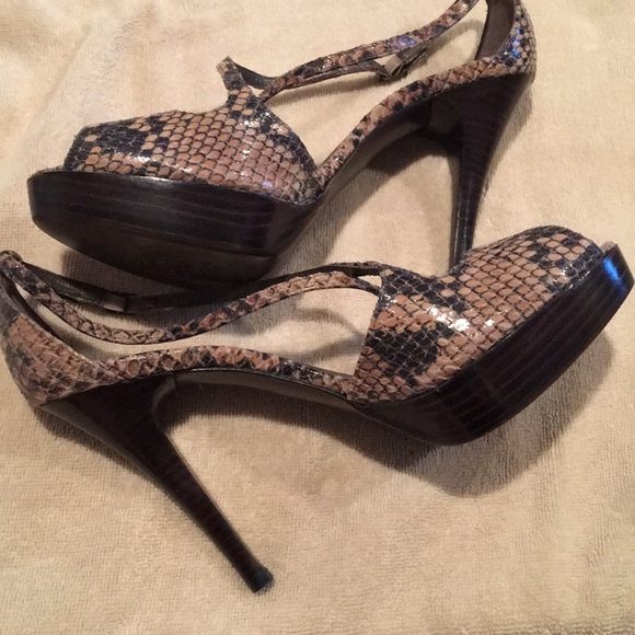 Stuart Weitzman snake skin elegant open toe shoes - Picture 3 of 7